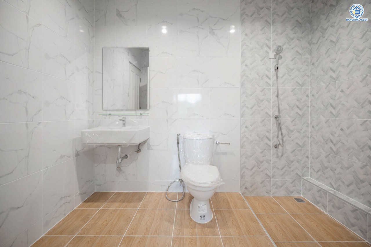 บ้านมือสองตกแต่งใหม่ โครงการ มิตรรุ่งเรือง จรัญสนิทวงศ์ เนื้อที่ 27 ตร.ว. ฟังก์ชัน 3 ห้องนอน 2 ห้องน้ำ จอดรถได้ 1 คัน บนทำเลศักยภาพ เชื่อมต่อหลายเส้นทาง ใกล้จุดขึ้นทางด่วน "ศรีรัช" และรถไฟฟ้าสายสีน้ำเงิน "สถานีไฟฉาย"